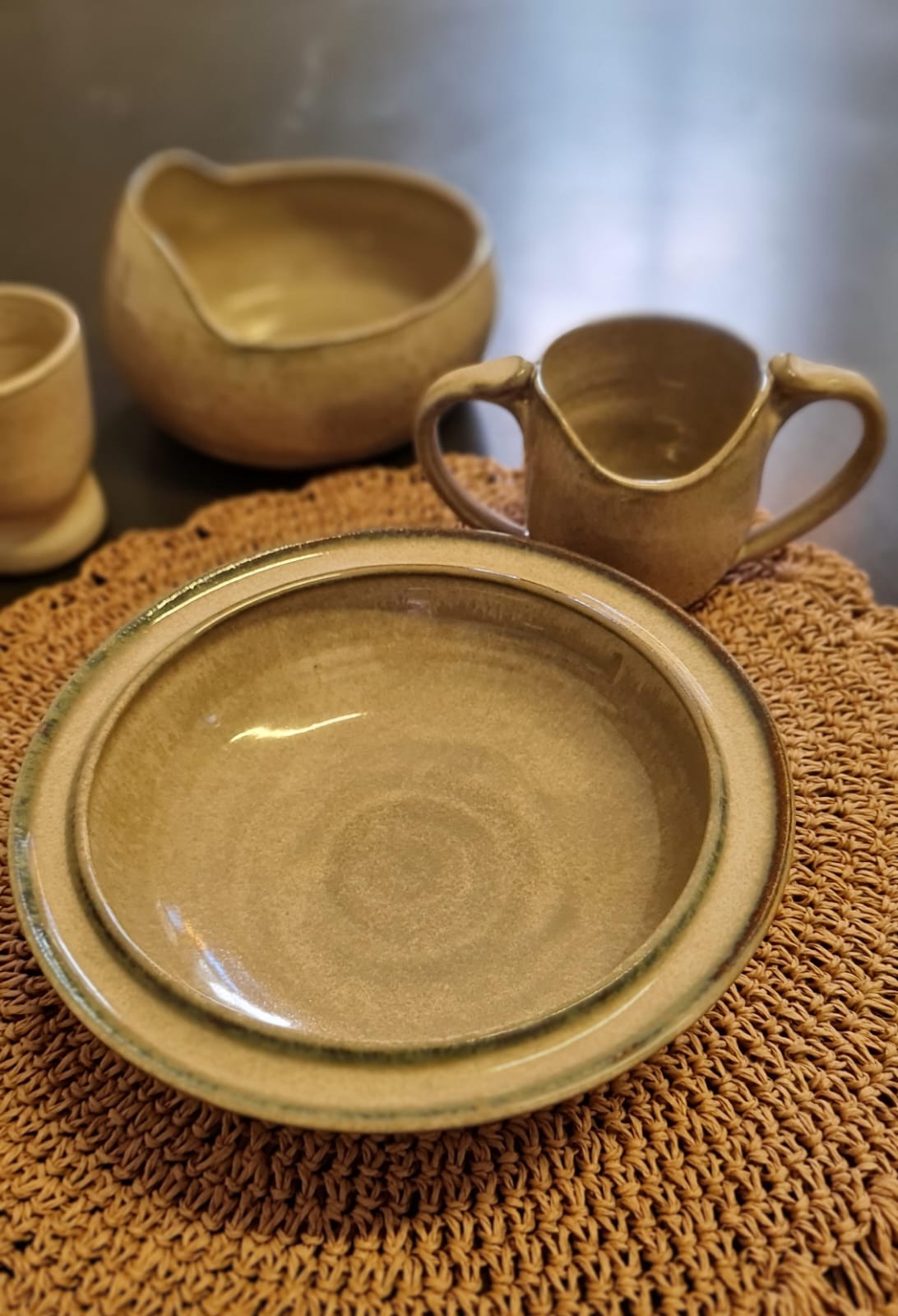 Conjunto adaptado em tom areia: prato com friso, caneca de dupla alça, bowl e copo